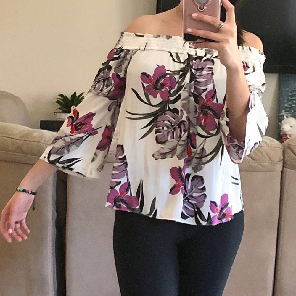 NWT❣️Jlo off the shoulders 100% polyester top
